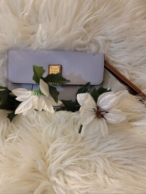 🆕️👛Dooney and Bourke Milly Wristlet, Glacier Blue